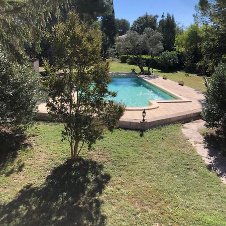 Gite En Provence Dans Grand Jardin Avec Piscine Partagee Cornillon-Confoux Exterior photo
