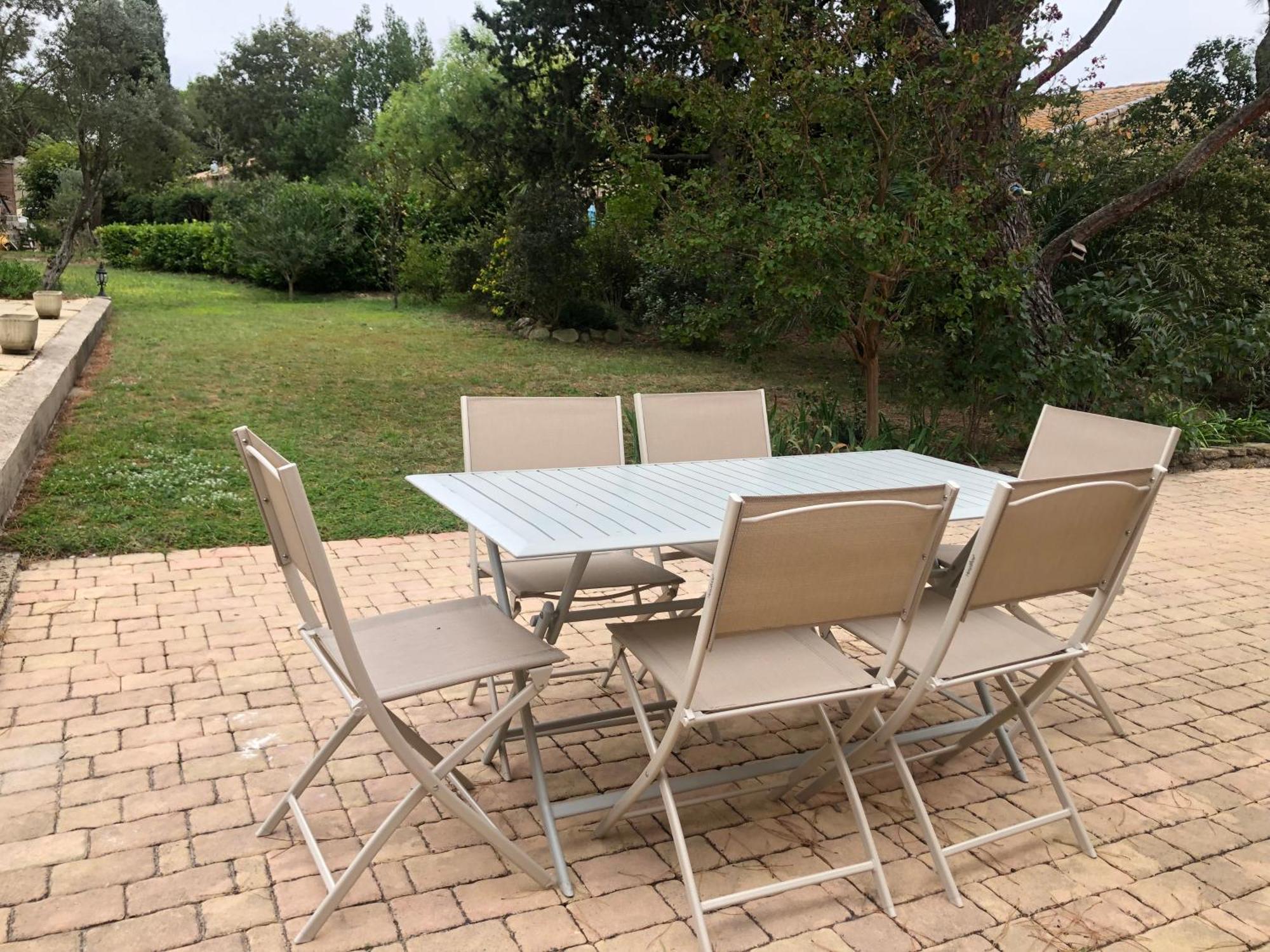 Gite En Provence Dans Grand Jardin Avec Piscine Partagee Cornillon-Confoux Exterior photo