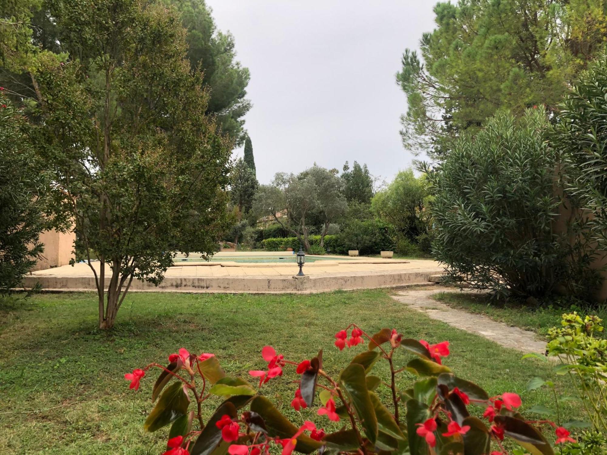 Gite En Provence Dans Grand Jardin Avec Piscine Partagee Cornillon-Confoux Exterior photo